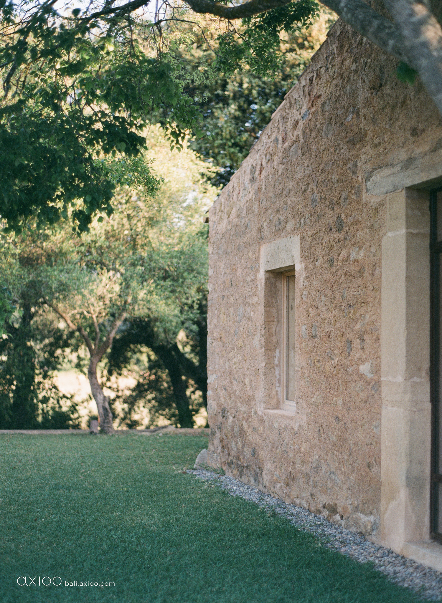 Axioo: Sunlit Whispers of Mallorca
